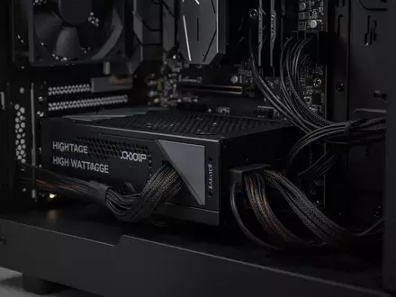 Nahaufnahme des Innenraums eines High-End-Computers mit Fokus auf Kabelmanagement und Netzteilgehäuse in dunkler, minimalistischer Umgebung. - Foto: über boerse-global.de