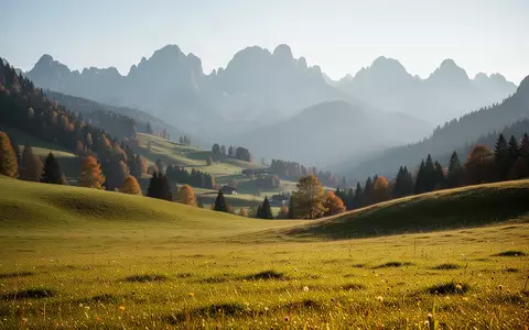 Eine sonnige Bergwiese im Oytal bei Oberstdorf mit sanften grünen Hügeln und Bergen im Hintergrund. - Foto: über boerse-global.de