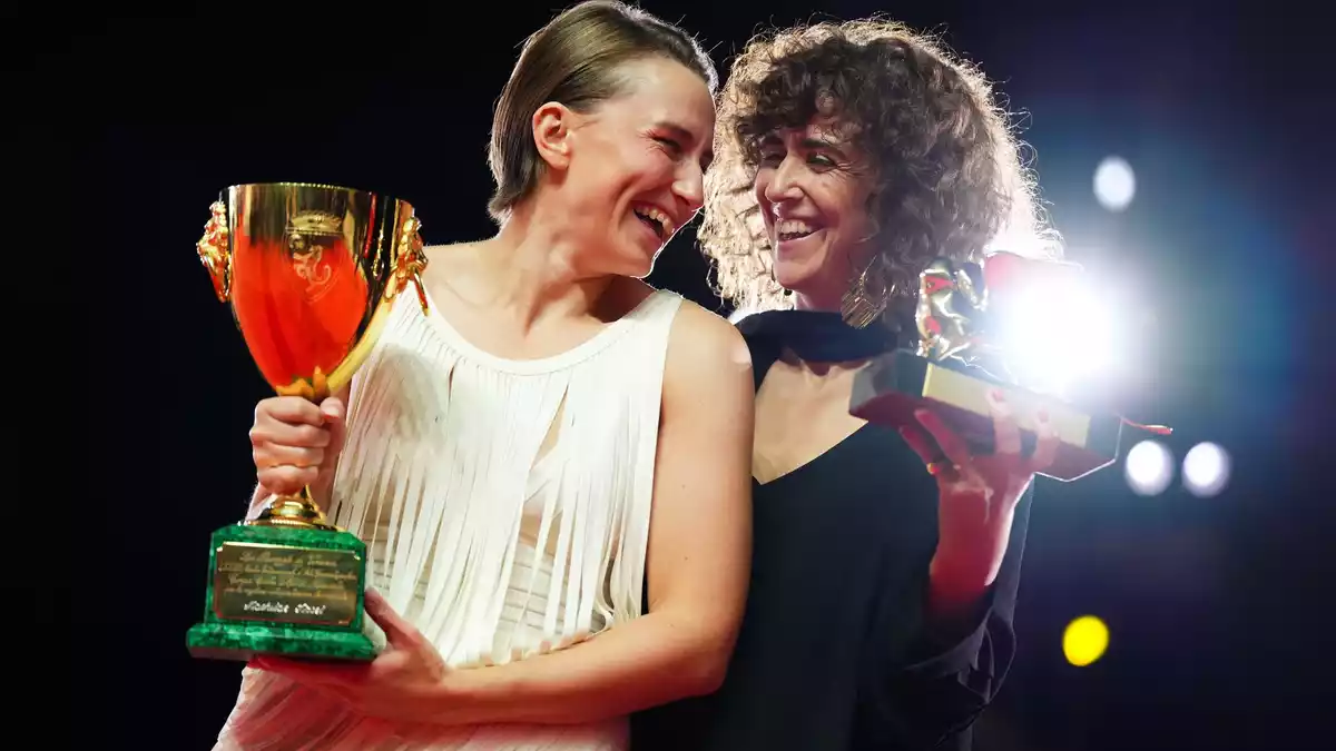 Heimsten zwei Preise für ihren Film ein: Mathilde Arcel und May el-Toukhy. - Bild: Scott A Garfitt/Invision/AP/dpa
