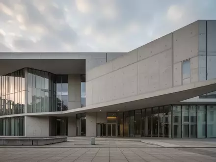 Moderne architektonische Fassade eines Regierungsgebäudes in Berlin bei bewölktem Licht. - Foto: über boerse-global.de