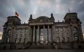 Die imposante Fassade des Reichstagsgebäudes in Berlin unter einem bewölkten Himmel während der Haushaltswoche. - Foto: über boerse-global.de