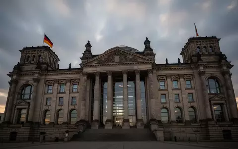 Die imposante Fassade des Reichstagsgebäudes in Berlin unter einem bewölkten Himmel während der Haushaltswoche. - Foto: über boerse-global.de