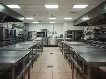 Leere Industrieküche mit Edelstahlflächen und professioneller Gastronomieausstattung in einer sterilen Umgebung. - Foto: über boerse-global.de
