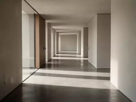 Ein minimalistischer, moderner Flur mit klaren architektonischen Linien und natürlichem Lichteinfall. - Foto: über boerse-global.de