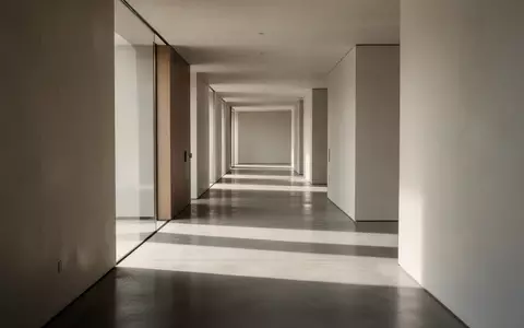 Ein minimalistischer, moderner Flur mit klaren architektonischen Linien und natürlichem Lichteinfall. - Foto: über boerse-global.de