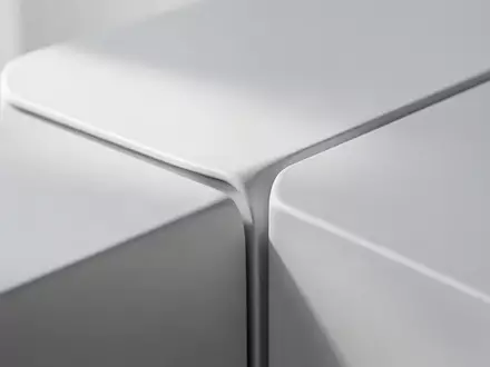 Nahaufnahme einer minimalistischen, weißen Architekturstruktur mit glatten Oberflächen und sanften Schattenwürfen. - Foto: über boerse-global.de