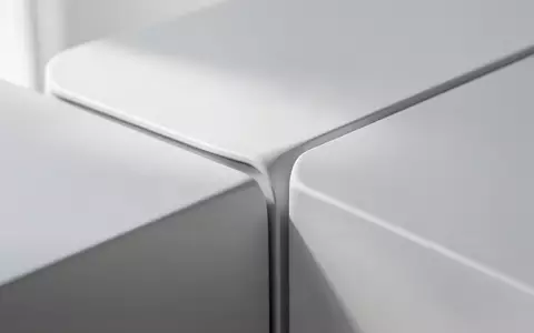Nahaufnahme einer minimalistischen, weißen Architekturstruktur mit glatten Oberflächen und sanften Schattenwürfen. - Foto: über boerse-global.de