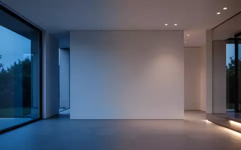 Ein minimalistisches, unmöbliertes Wohnzimmer in der Abenddämmerung, das eine Atmosphäre von Privatsphäre und Schutz vermittelt. - Foto: über boerse-global.de