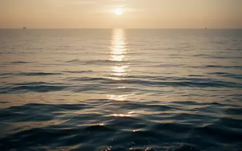 Weite, ruhige Meeresoberfläche im Licht des Sonnenaufgangs. - Foto: über boerse-global.de