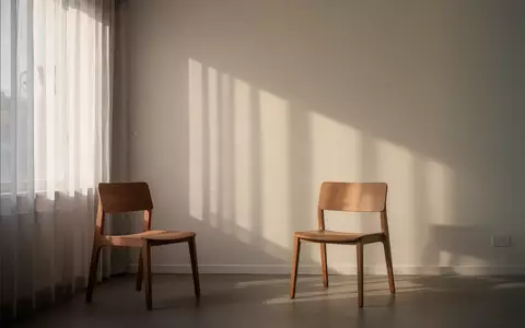 Ein minimalistischer, ruhiger Behandlungsraum mit weichem Morgenlicht, der eine Atmosphäre der medizinischen Untersuchung vermittelt. - Foto: über boerse-global.de