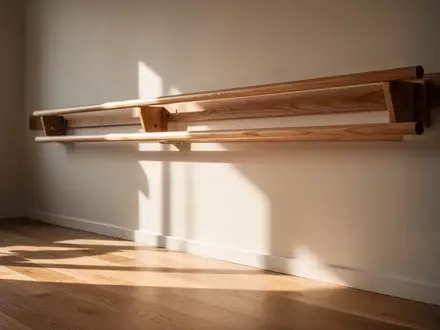 Ein minimalistischer Physiotherapieraum mit hölzernen Sprossenwänden an einer neutralen Wand in natürlichem Licht. - Foto: über boerse-global.de