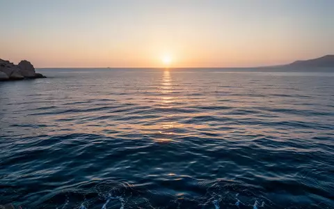 Ruhige Meeresoberfläche bei Sonnenuntergang im Mittelmeerraum zur Symbolisierung von Erholung und Entspannung. - Foto: über boerse-global.de