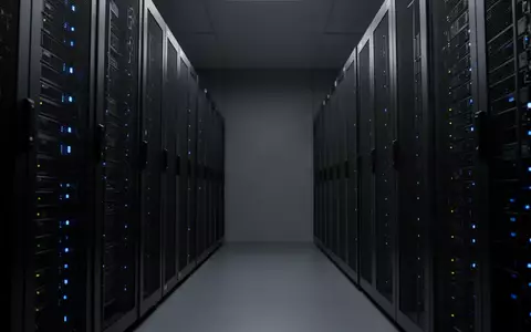 Ein minimalistischer, dunkel gehaltener Serverraum mit ordentlich angeordneten Server-Racks und blauen Statusleuchten. - Foto: über boerse-global.de