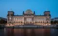 Das Reichstagsgebäude in Berlin in der Dämmerung, aufgenommen aus der Distanz. - Foto: über boerse-global.de