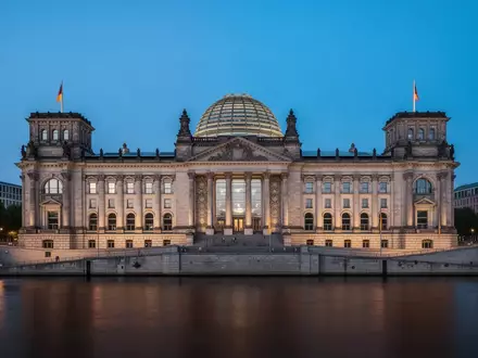 Das Reichstagsgebäude in Berlin in der Dämmerung, aufgenommen aus der Distanz. - Foto: über boerse-global.de