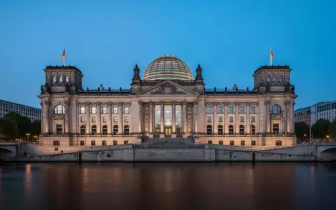 Das Reichstagsgebäude in Berlin in der Dämmerung, aufgenommen aus der Distanz. - Foto: über boerse-global.de