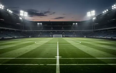 Ein leeres, professionelles Fußballfeld bei Flutlicht am Abend mit Fokus auf den Mittelkreis. - Foto: über boerse-global.de