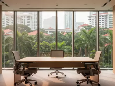 Ein minimalistisches, helles Büro an der Nanyang Technological University mit Blick auf eine tropische Stadtlandschaft. - Foto: über boerse-global.de