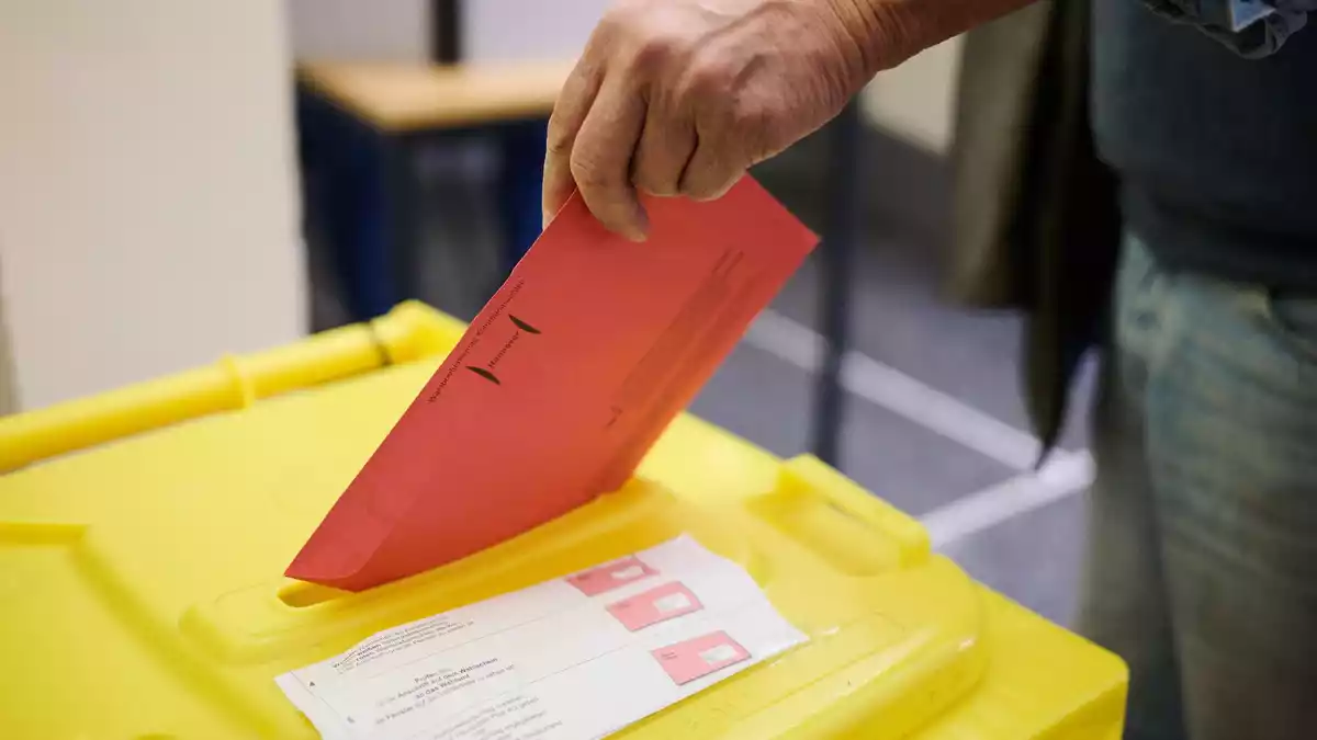 Vier Kandidaten der AfD wurden wegen Zweifeln an ihrer Verfassungstreue nicht zur Wahl zugelassen. (Archivbild) - Bild: Julian Stratenschulte/dpa