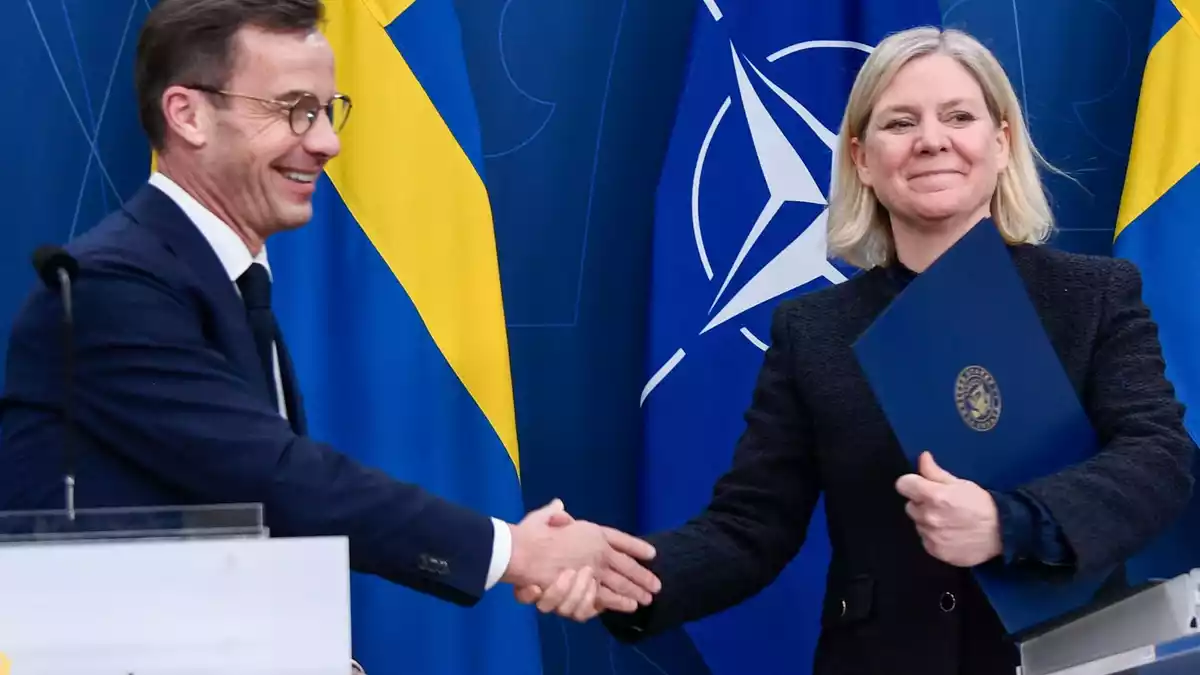 Wer gewinnt das Rennen um die Macht in Schweden - Regierungschef Ulf Kristersson (links) oder Herausforderin Magdalena Andersson (rechts)? (Archivbild) - Bild: Lars Schröder/TT/TT News Agency/AP/dpa