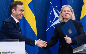 Wer gewinnt das Rennen um die Macht in Schweden - Regierungschef Ulf Kristersson (links) oder Herausforderin Magdalena Andersson (rechts)? (Archivbild) - Foto: Lars Schröder/TT/TT News Agency/AP/dpa