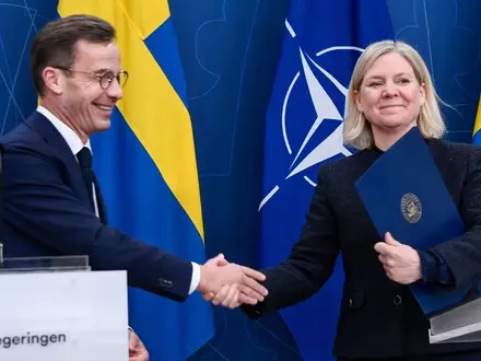 Wer gewinnt das Rennen um die Macht in Schweden - Regierungschef Ulf Kristersson (links) oder Herausforderin Magdalena Andersson (rechts)? (Archivbild) - Foto: Lars Schröder/TT/TT News Agency/AP/dpa