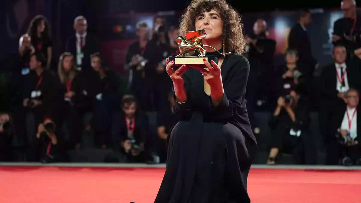 Sie ist die achte Frau, die den Goldenen Löwen in der Geschichte der Filmfestspiele gewinnt: May el-Toukhy. - Bild: Scott A Garfitt/Invision/AP/dpa