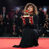 Sie ist die achte Frau, die den Goldenen Löwen in der Geschichte der Filmfestspiele gewinnt: May el-Toukhy. - Foto: Scott A Garfitt/Invision/AP/dpa