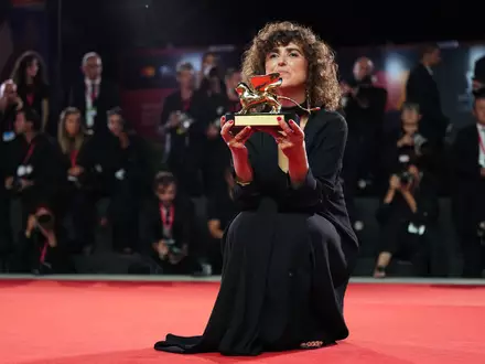 Sie ist die achte Frau, die den Goldenen Löwen in der Geschichte der Filmfestspiele gewinnt: May el-Toukhy. - Foto: Scott A Garfitt/Invision/AP/dpa