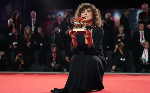 Sie ist die achte Frau, die den Goldenen Löwen in der Geschichte der Filmfestspiele gewinnt: May el-Toukhy. - Foto: Scott A Garfitt/Invision/AP/dpa