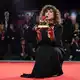 Sie ist die achte Frau, die den Goldenen Löwen in der Geschichte der Filmfestspiele gewinnt: May el-Toukhy. - Bild: Scott A Garfitt/Invision/AP/dpa