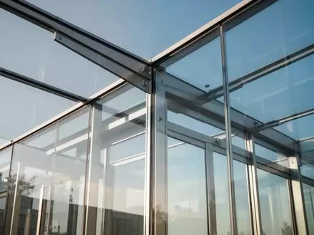 Architektonisches Detail eines modernen Gebäudes aus Glas und Stahl unter einem klaren Himmel als Symbol für europäische Standards. - Foto: über boerse-global.de