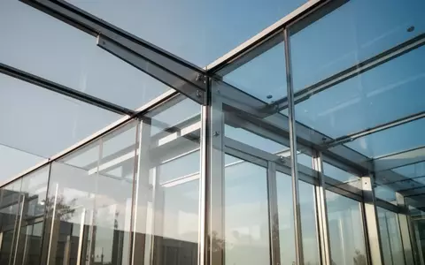 Architektonisches Detail eines modernen Gebäudes aus Glas und Stahl unter einem klaren Himmel als Symbol für europäische Standards. - Foto: über boerse-global.de