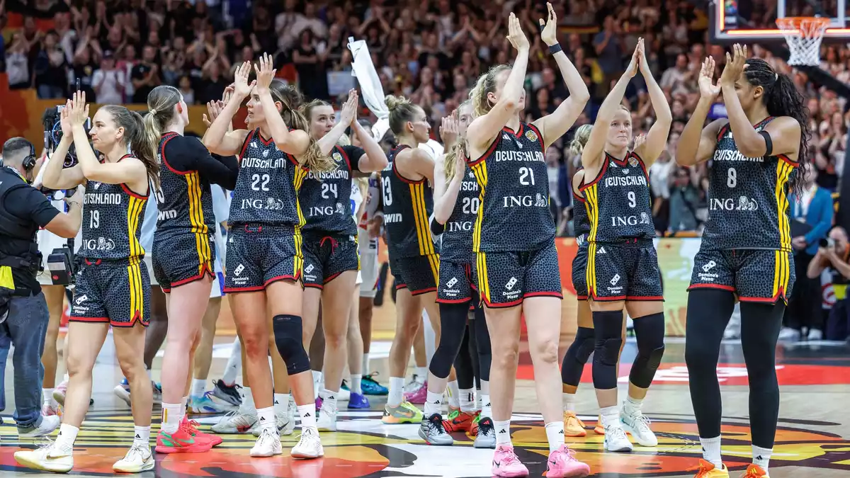 Die Basketballerinnen bedanken sich nach dem Halbfinale. - Bild: Andreas Gora/dpa