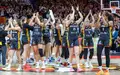 Die Basketballerinnen bedanken sich nach dem Halbfinale. - Foto: Andreas Gora/dpa