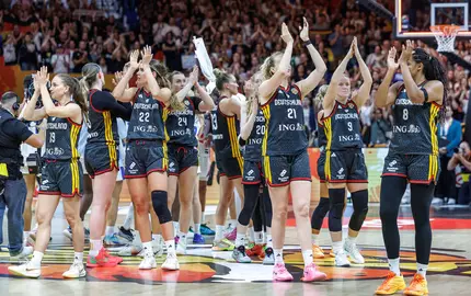 Die Basketballerinnen bedanken sich nach dem Halbfinale. - Foto: Andreas Gora/dpa