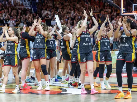 Die Basketballerinnen bedanken sich nach dem Halbfinale. - Foto: Andreas Gora/dpa