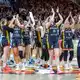 Die Basketballerinnen bedanken sich nach dem Halbfinale. - Bild: Andreas Gora/dpa