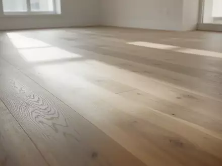 Ein minimalistischer Holzboden in einem lichtdurchfluteten Raum, der die Bedeutung von natürlicher Bewegung und Fußgesundheit symbolisiert. - Foto: über boerse-global.de