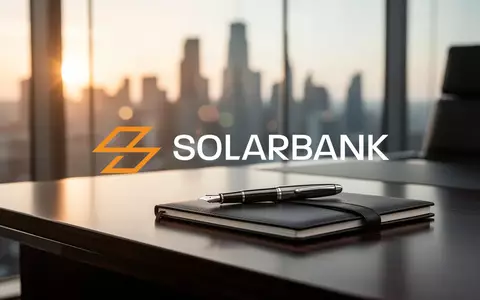 Moderner, minimalistischer Büroraum mit hochwertigen Schreibutensilien und unscharfer Skyline im Hintergrund. - Foto: über boerse-global.de