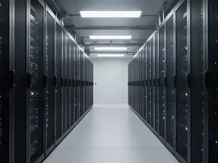Moderne, minimalistische Serverraum-Infrastruktur mit geordneten Hardware-Racks und sanfter blauer Beleuchtung. - Foto: über boerse-global.de