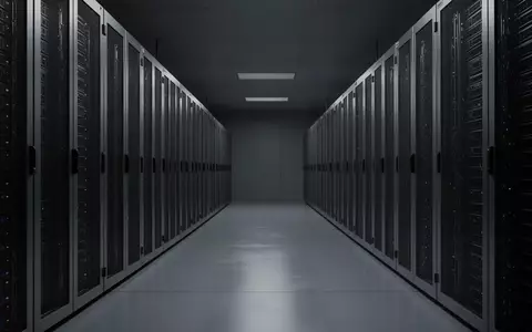 Ein minimalistischer Flur in einem Serverraum mit metallischen Schränken und sauberer, industrieller Ästhetik. - Foto: über boerse-global.de