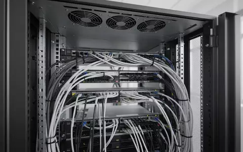 Eine Nahaufnahme von geordneten Kabeln und Kühlkomponenten in einem modernen Serverschrank. - Foto: über boerse-global.de