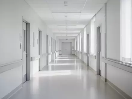 Ein heller, moderner Krankenhausflur mit neutralen Wänden und natürlichem Lichteinfall ohne Personen oder Beschriftungen. - Foto: über boerse-global.de