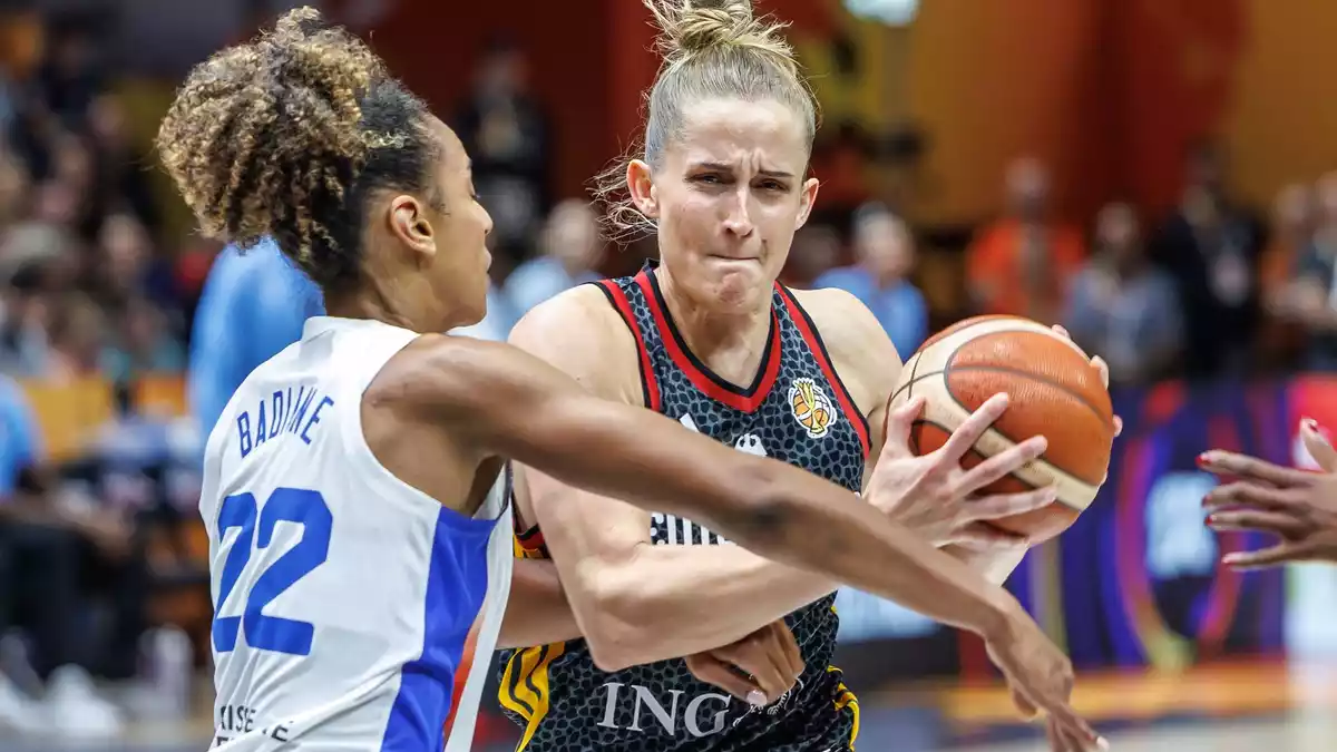 Leonie Fiebich beim Zug zum Korb. - Bild: Andreas Gora/dpa