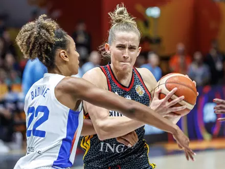 Leonie Fiebich beim Zug zum Korb. - Foto: Andreas Gora/dpa