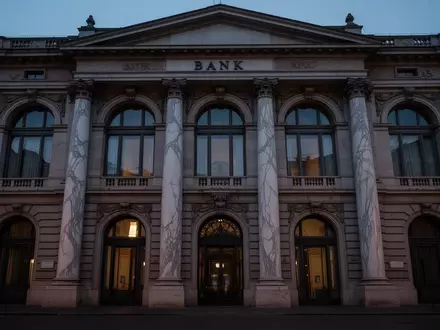 Architektonische Ansicht einer historischen Bankfassade bei Dämmerung in Mailand. - Foto: über boerse-global.de