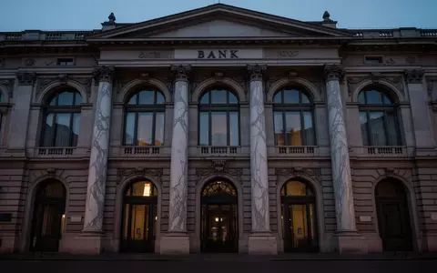 Architektonische Ansicht einer historischen Bankfassade bei Dämmerung in Mailand. - Foto: über boerse-global.de