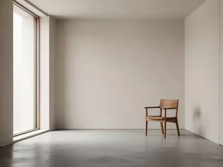 Ein minimalistischer, ruhiger Raum mit klaren Linien und weichem Tageslicht, das durch ein Fenster fällt. - Foto: über boerse-global.de