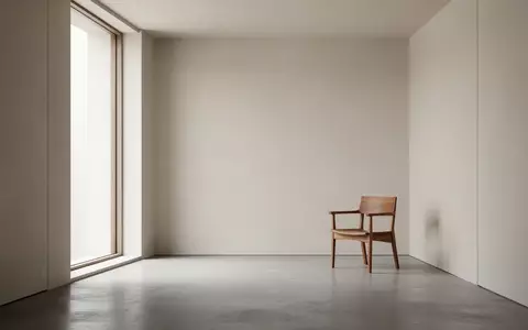 Ein minimalistischer, ruhiger Raum mit klaren Linien und weichem Tageslicht, das durch ein Fenster fällt. - Foto: über boerse-global.de